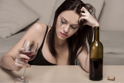 Женщина с алкоголем